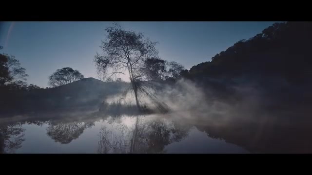 안개 낀 호수의 새벽